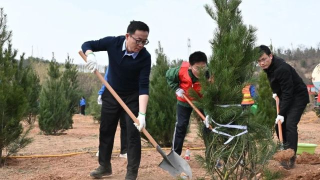 县四大班子领导开展义务植树活动