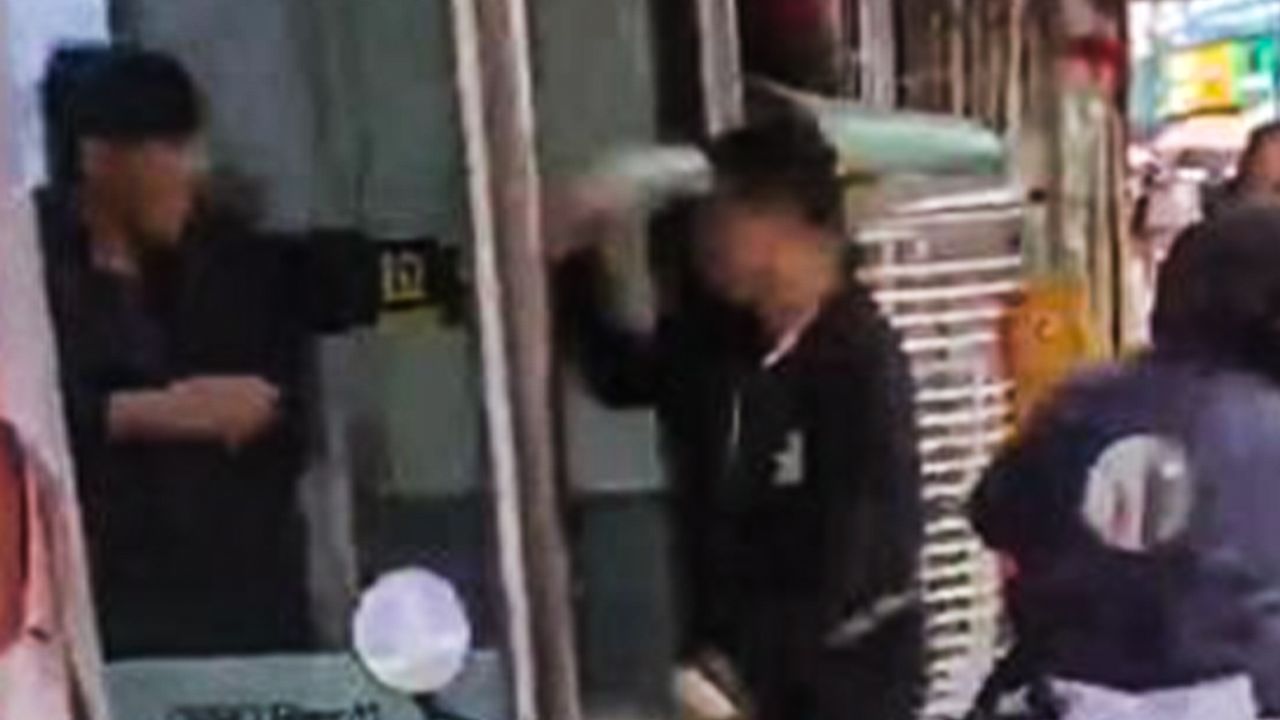 男子手持2把菜刀当街砍人,官方回应已刑拘:疑因摆摊发生口角