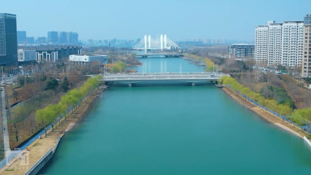 郑州市郑东新区东运河水色碧绿初春的绿色廊道