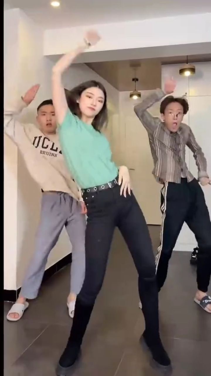 美女跳csgo甩手舞,怎么莫名其妙,多了两只猴子?