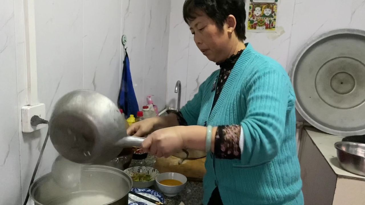 婆婆从命悬一线到自己独立,所有付出得到回报,大妮内心充满欢喜