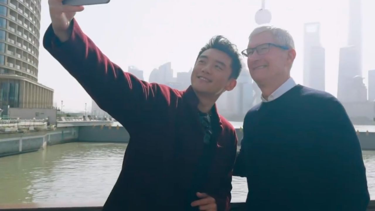 苹果ceo库克现身上海:外滩偶遇郑恺,一起品尝特色小吃汤包