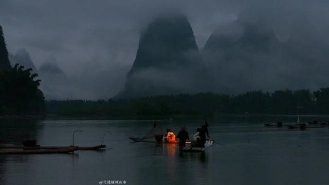 烟雨朦胧的桂林才是最美的样子 #舟行碧波上人在画中游 #20元人民币背景 #漓江 #阳朔