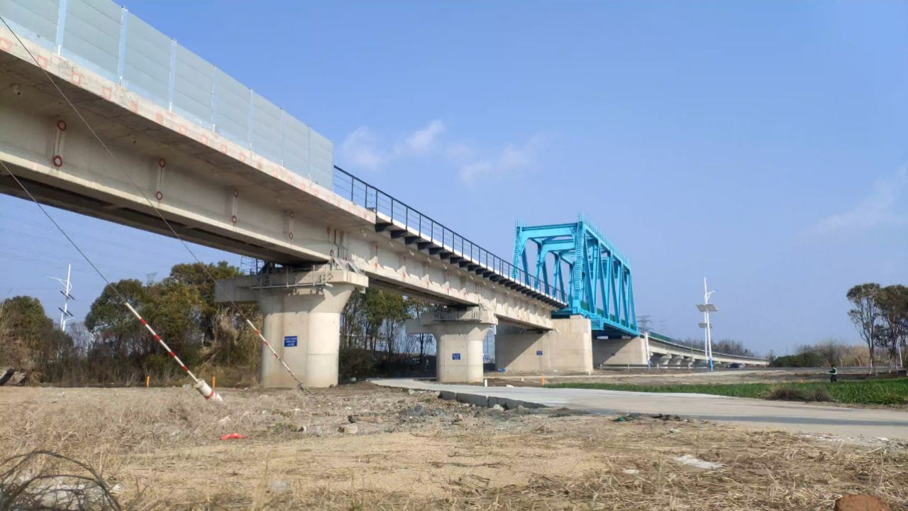 洋吕铁路联调联试检测列车通过洋口大道钢梁桥