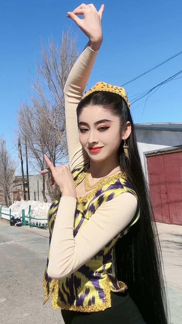 佳宝儿原创服饰: #新疆舞 #新疆女孩 #黑长直女孩 #民族舞蹈舞出民族