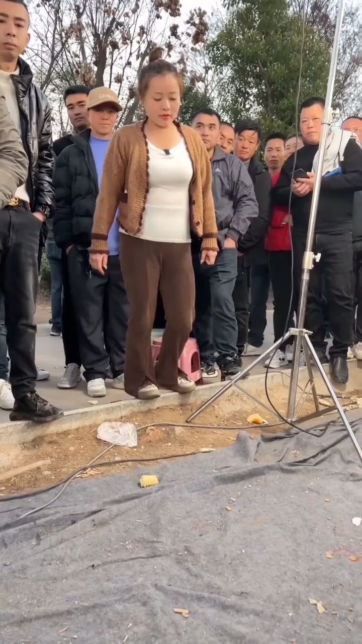 看看【乞丐妹的作品】一生要吃多少苦 ,公园真人真唱