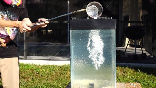 将铝水倒入水宝宝中,误打误撞变成了艺术品!实在是太美了!