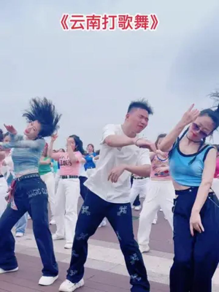 三个人有三种摇头,是不是我最嗨#最嗨广场舞 #潮流广场舞 #广场舞爱好