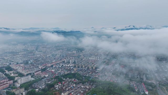 航拍云雾下的大余县城