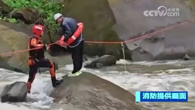 南方多地遭遇极端天气,重庆长寿:强降雨致河水上涨,老人被困