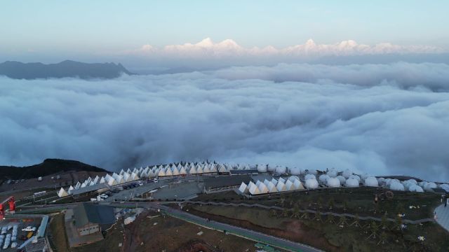 亚洲最大观景平台牛背山同时出现日照金山和日出云海自然景观