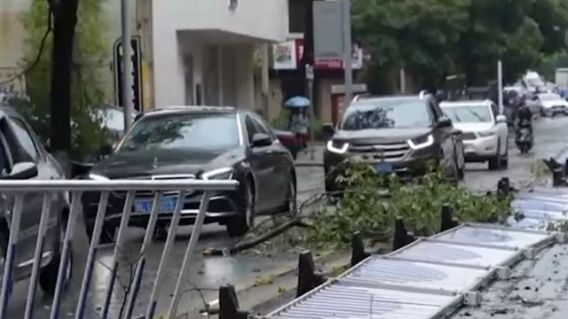 南方多地遭遇暴雨强对流天气,谨防次生灾害ⷦ𙖥—宜章,多部门应对强降水,保障群众出行安全