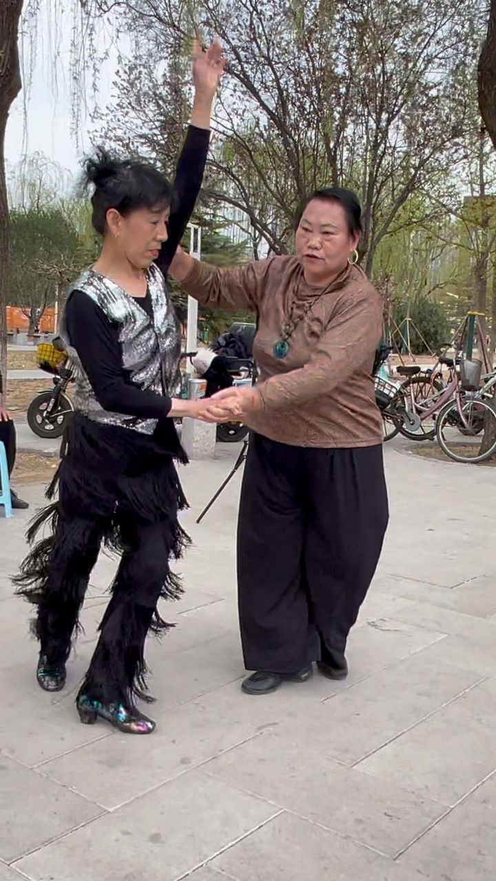 大妈牛仔舞跳起来