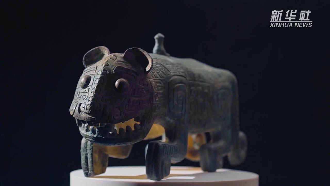 江西省博物馆镇馆之宝伏鸟双尾青铜虎 商代青铜艺术的辉煌之作
