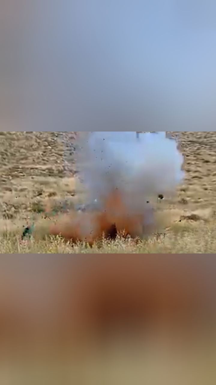 以色列休班士兵公路旁下车 猛踹巴勒斯坦国旗 结果下秒引爆地雷