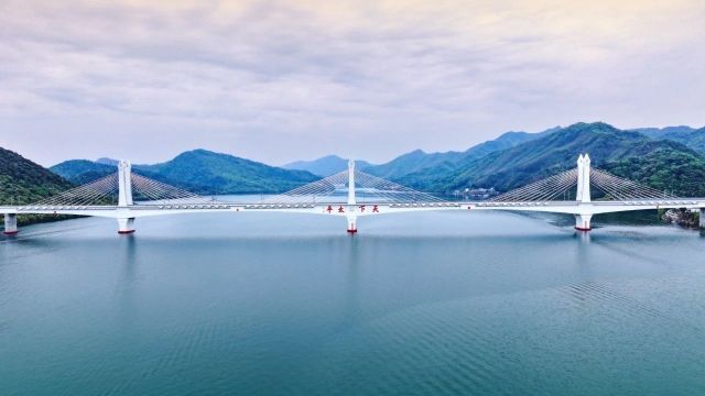 陶醉!湖光山色再现天空之镜