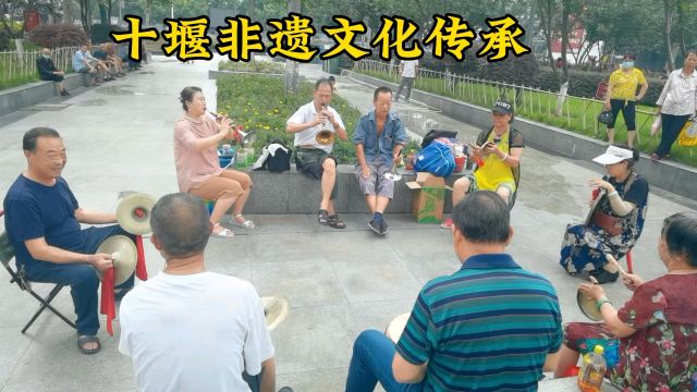 十堰人民广场每天下午真是热闹,退休老人敲锣打鼓吹唢呐令人羡慕