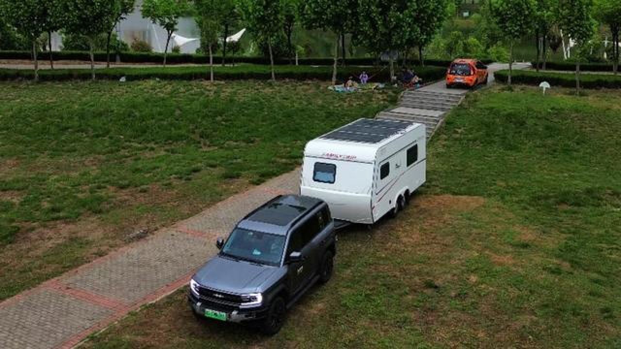 酒后不开车,代驾把方程豹5开到4s店引擎盖站人#房车旅行 #房车自驾游