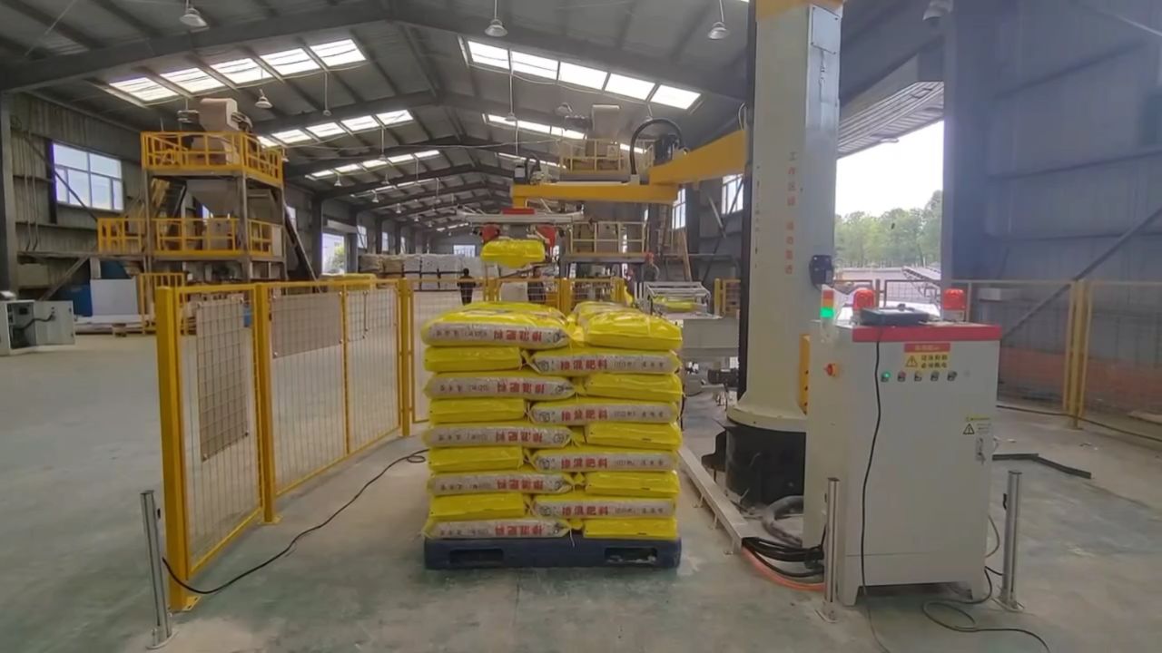 肥料厂家投入使用立柱机器人