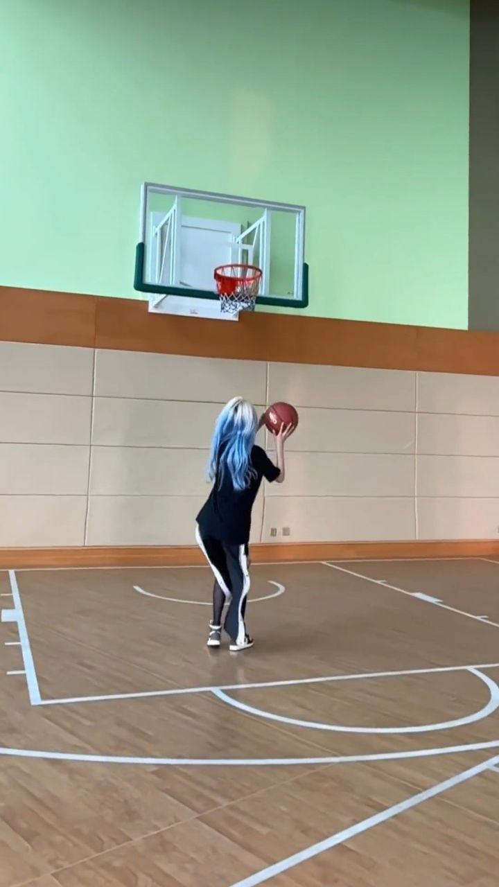 我有名字的!不叫蓝头发那女的