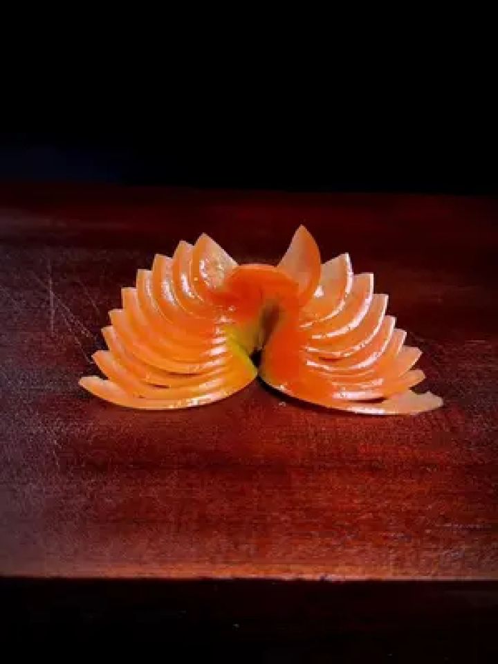 西红柿切成吃不起的样子#有趣 #创意美食 #摆盘花做法 #刀工 #吃出