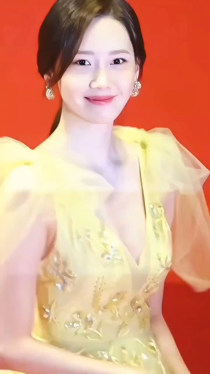 1990年5月30日出生于韩国首尔,毕业于东国大学,韩国女歌手,演员,主持