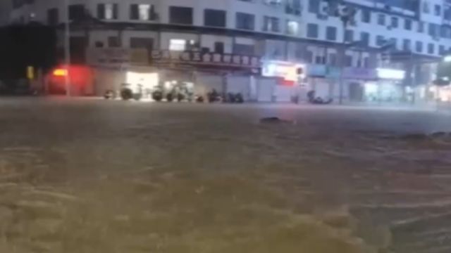 广西巴马:暴雨致城区部分道路积水严重,连夜抢险救援