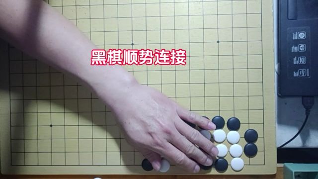 黑棋扳占据眼位破眼,小尖占据棋形要点,使黑棋利用丁四聚杀白棋