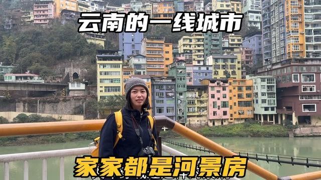 走进云南的一线城市,房子就建在河岸边,家家都是河景房