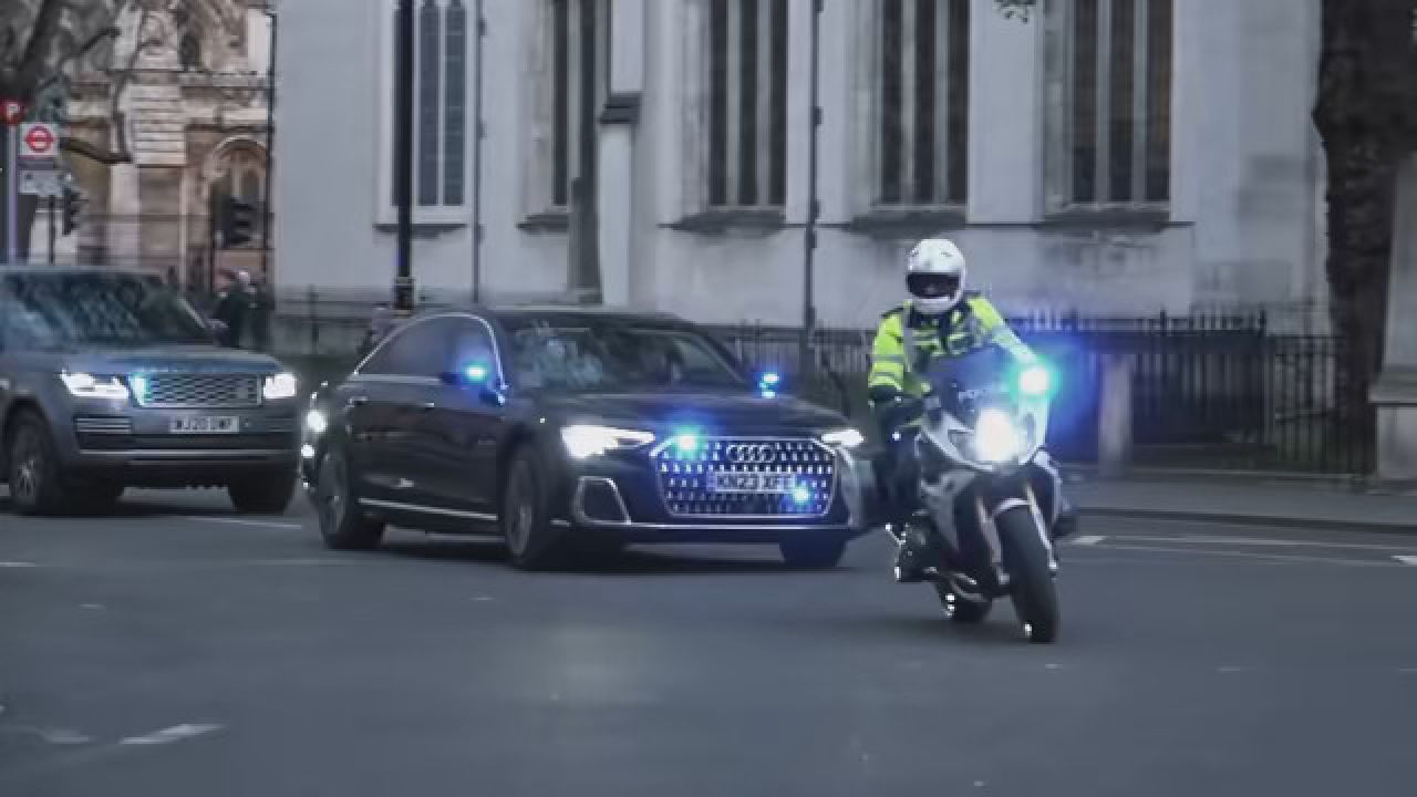 大佬出行 必须有排面 #爆闪 #奥迪