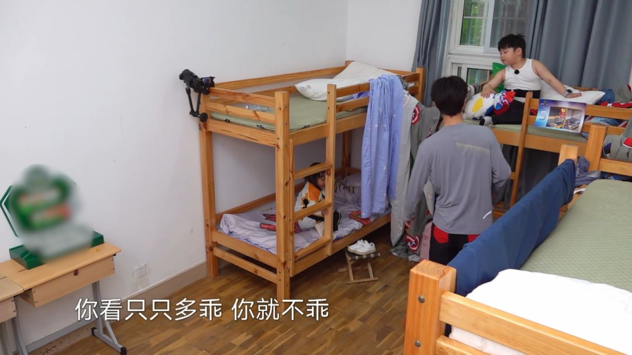 极限挑战:黄明昊严浩翔作为00后有自己的带娃节奏