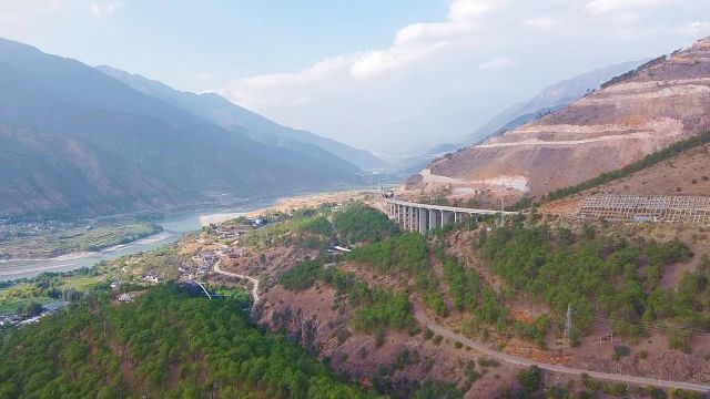 厉害了云南,近5000米海拔高原修建盘山路,你敢开吗