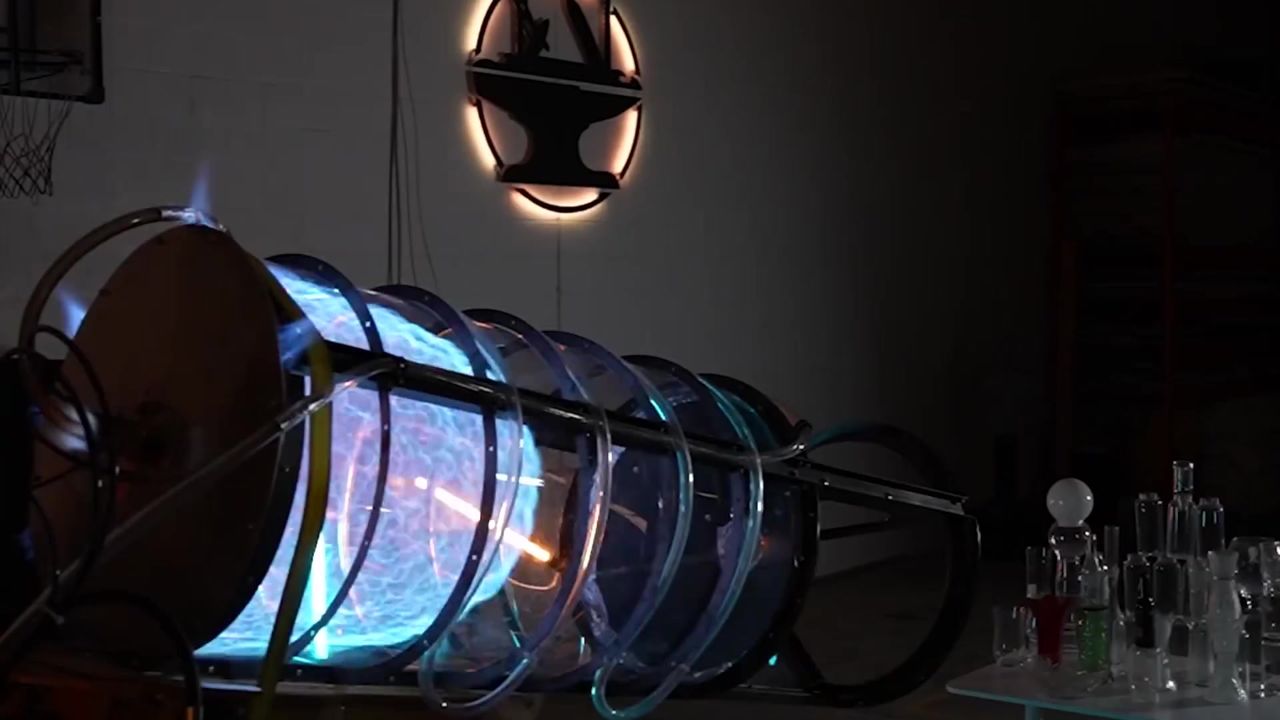 国外小哥废物利用,自制等离子炮,威力可以击碎玻璃!