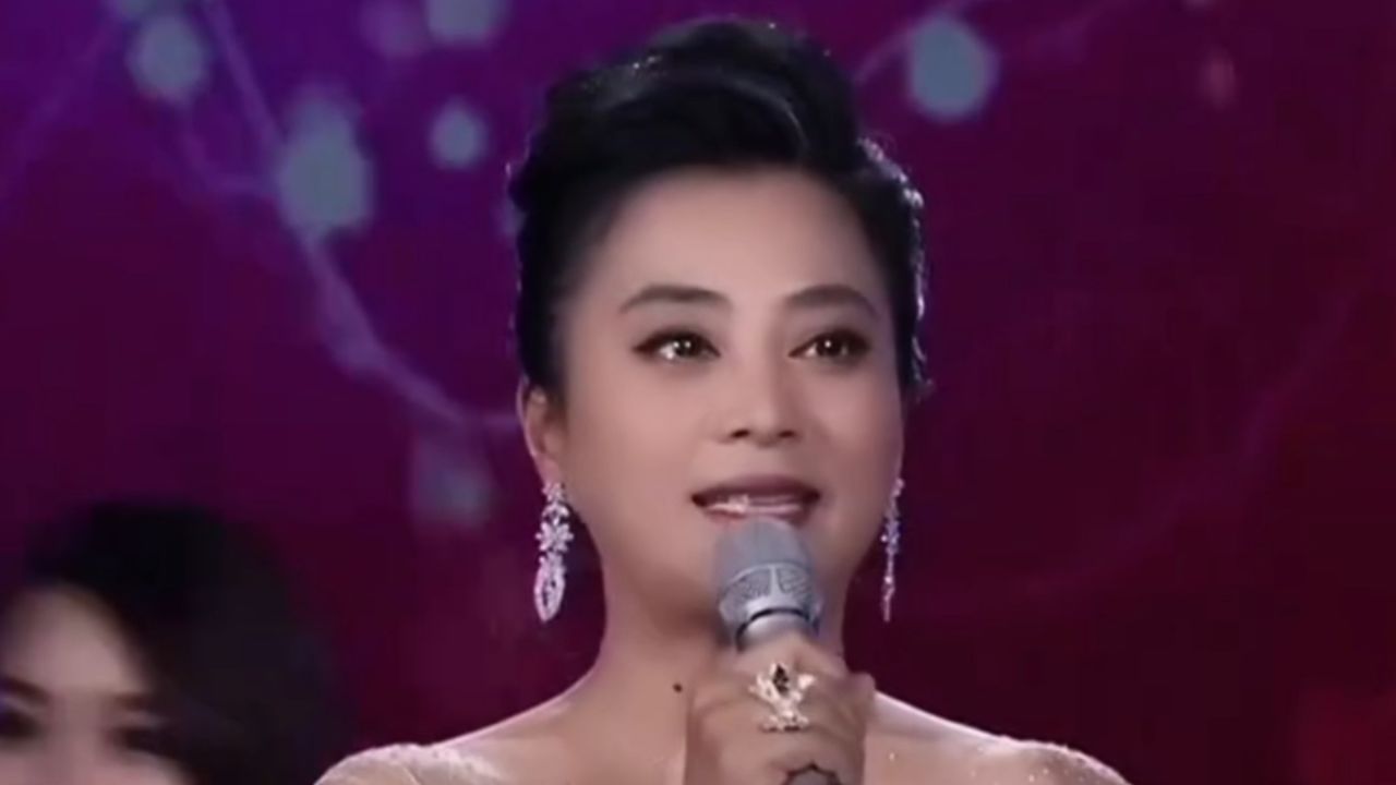 甜歌皇后李玲玉演唱《粉红色的回忆》,仿佛回到了30年前