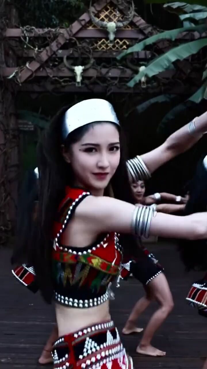 这里的女子不仅自信还有野性,以黑为美,万物有灵,古老又神秘的佤族