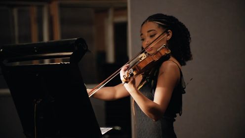 《星球大战》官方网站发布真人连续剧《侍者》幕后片花《阿曼德拉与她的小提琴》（中英双字）。
