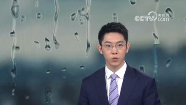 20号凌晨云南开远,暴雨致泥沙包围农村涌入家中5人被困,消防紧急展开营救