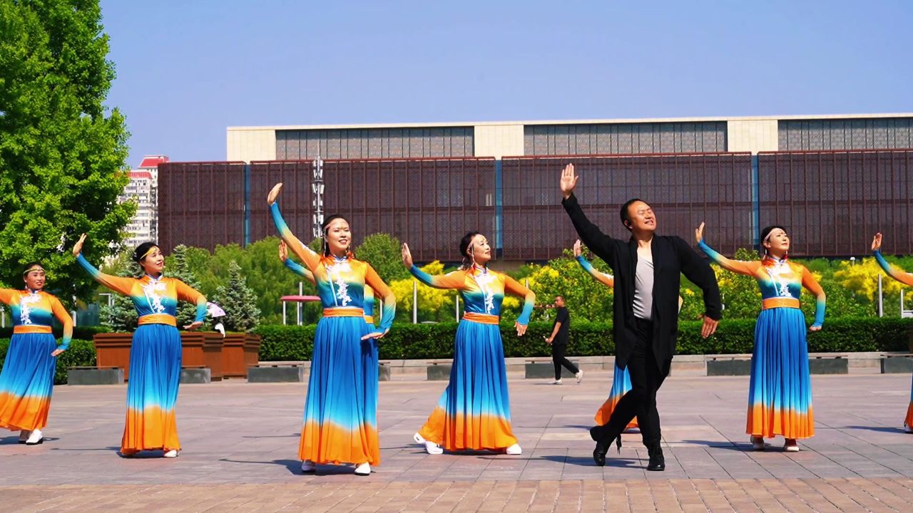 纪老师和乐羽团队深情演绎广场舞《莫尼山》好听更好看