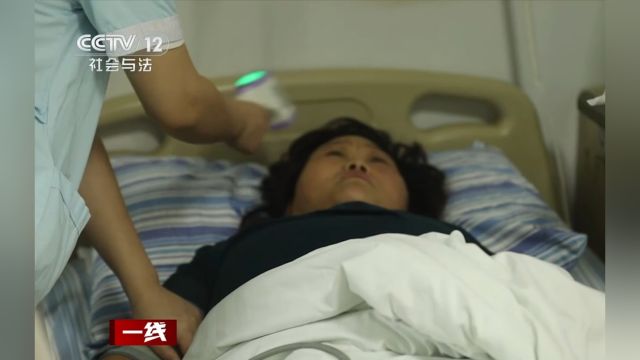 一度生命垂危的曹玉荣躺在病床上,15年前儿子走丢,成了夫妻俩心中巨大的遗憾