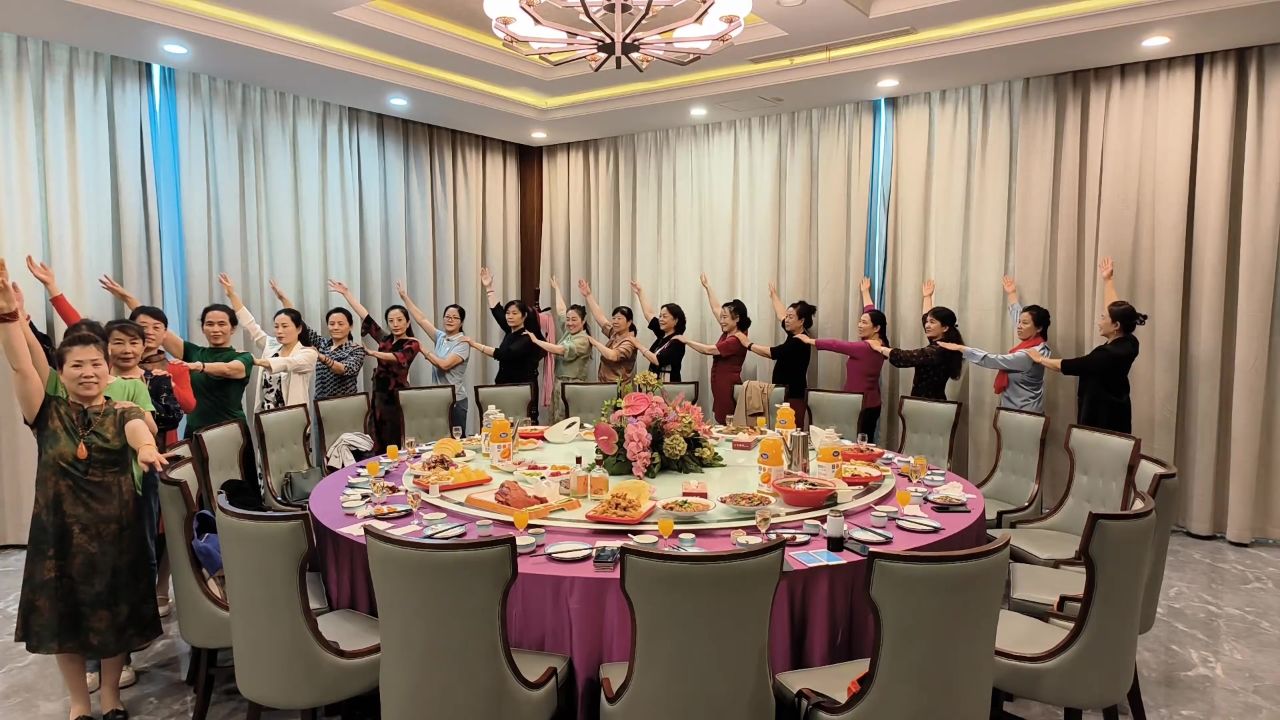 庆祝东营市舞蹈比赛第一名姐姐们欢聚一堂,饭桌舞蹈跳起来.