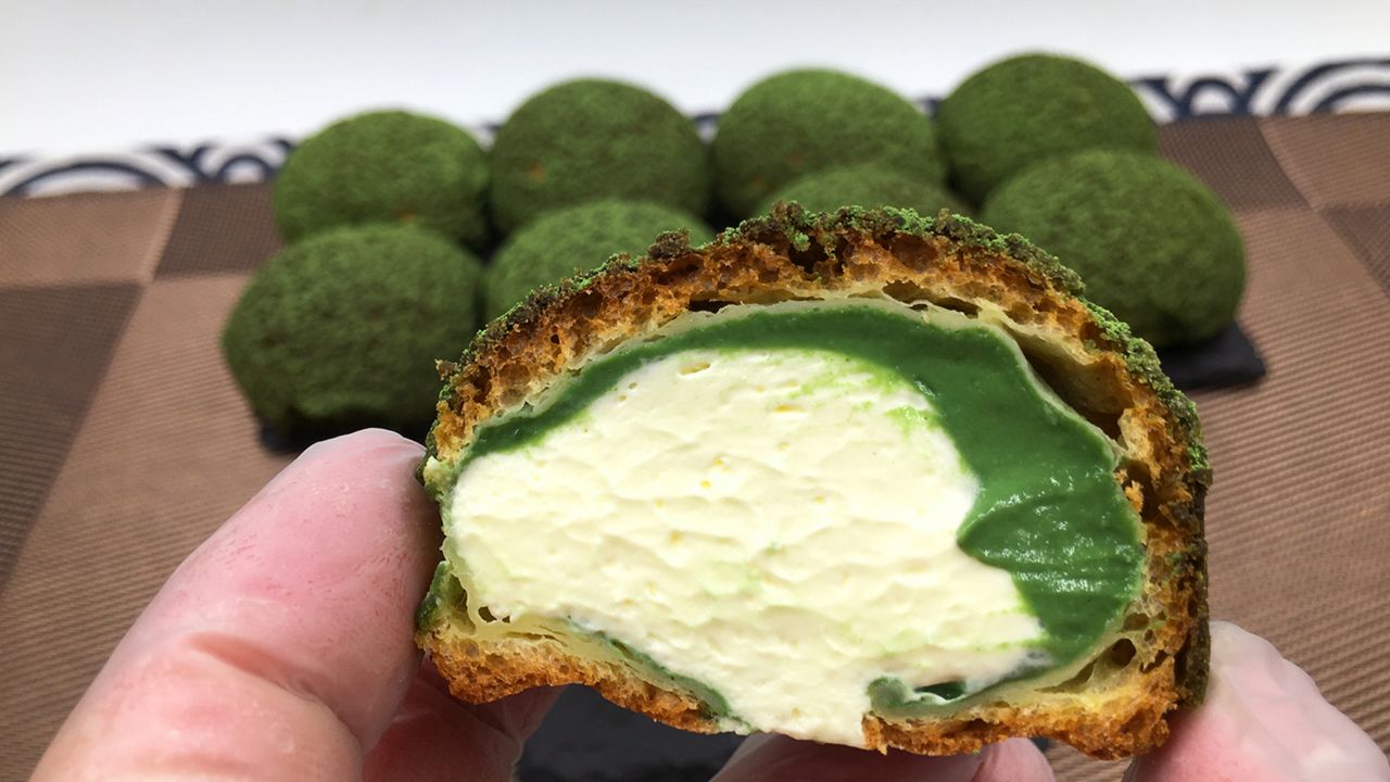 抹茶双色奶油泡芙,丝滑奶油与香醇抹茶,让人回味无穷.