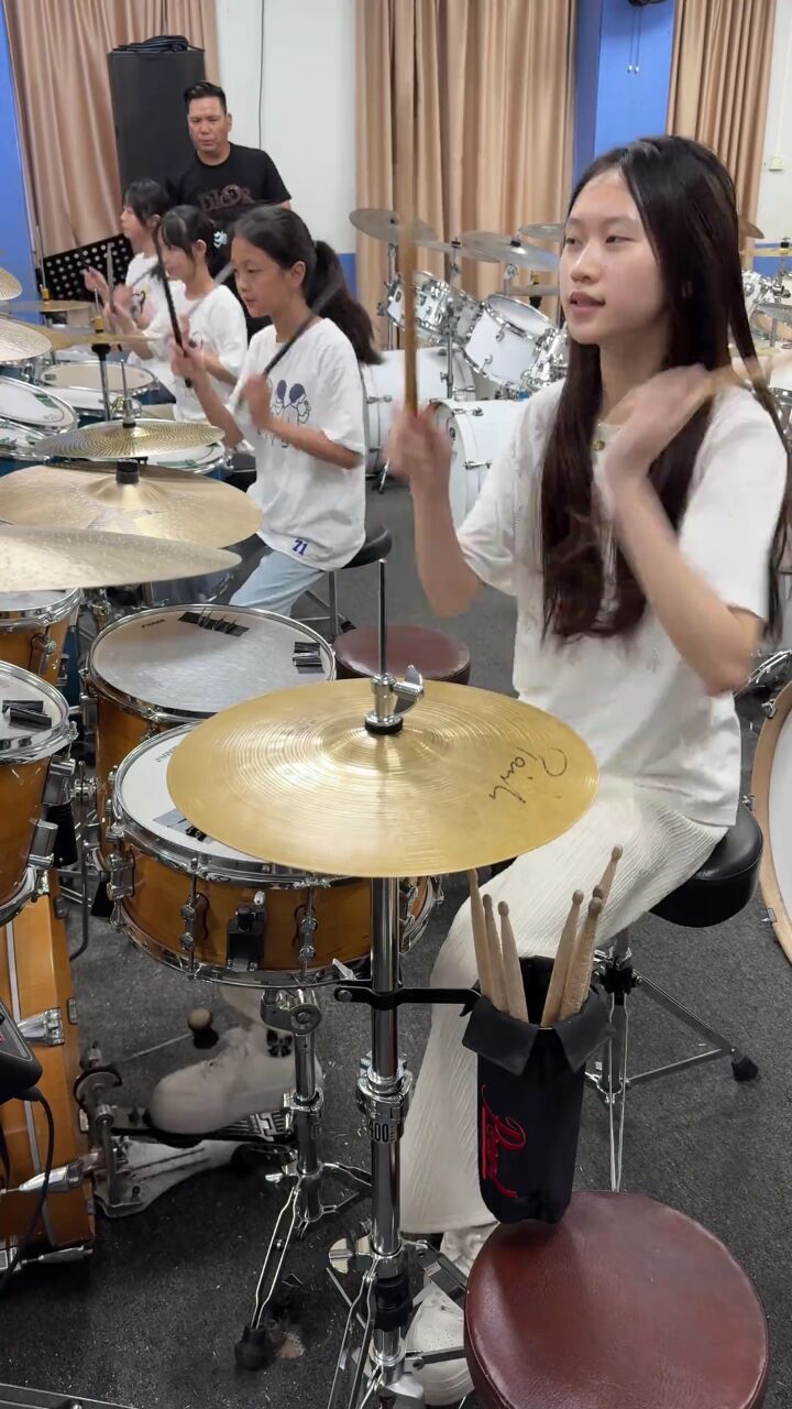 几个小美女动感十足,激情的演奏经典的音乐#加盟星概念架子鼓 #珊瑚颂