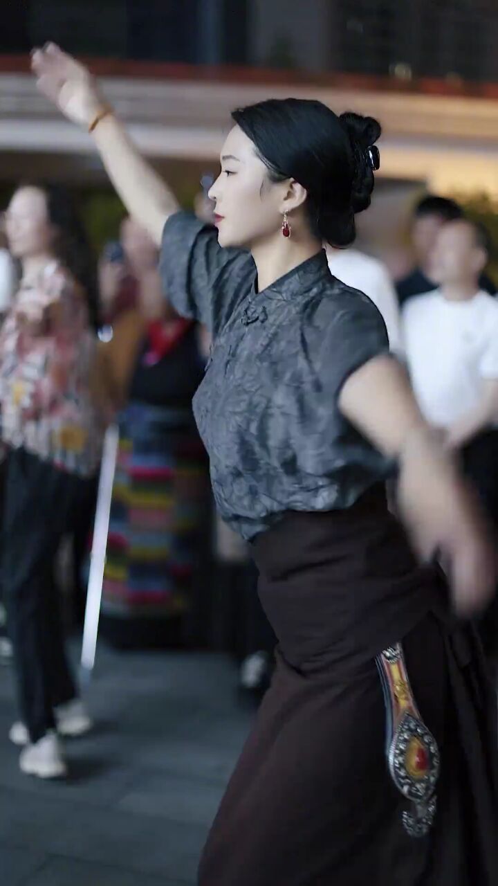 难模仿#能歌善舞 #藏文化 #藏舞跳起来 #藏元素 @卓嘎拉姆欢舞夏卓林