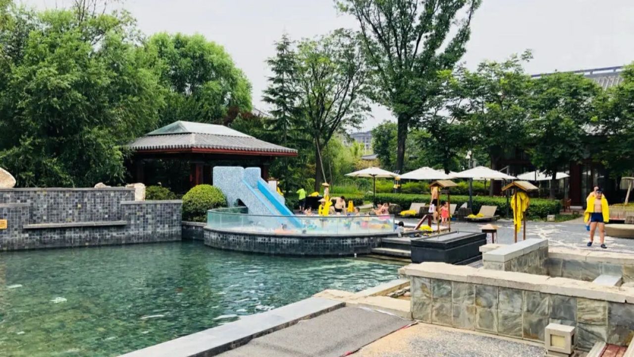 西安临潼悦椿温泉,唐风建筑,设施齐全,享有两层室内外温泉,25个泡池