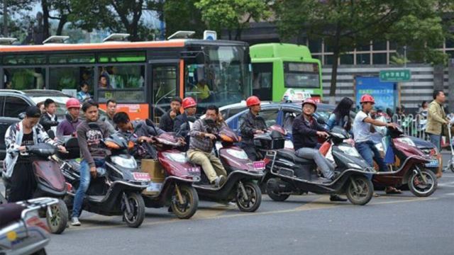 电动车上路条件更新,骑不同电动车要考虑年龄,尤其是60岁以后