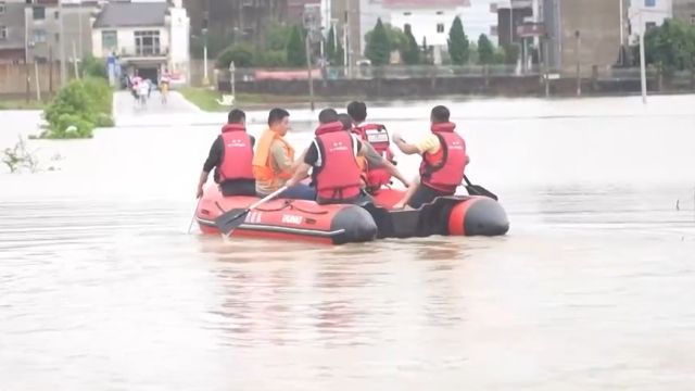 子弟兵奋战抗洪抢险一线,守护人民群众生命安全