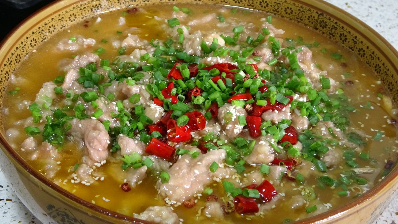 四川特色菜"酸汤滑肉",滑肉晶莹剔透,入口嫩滑,吃起来嘎嘎香