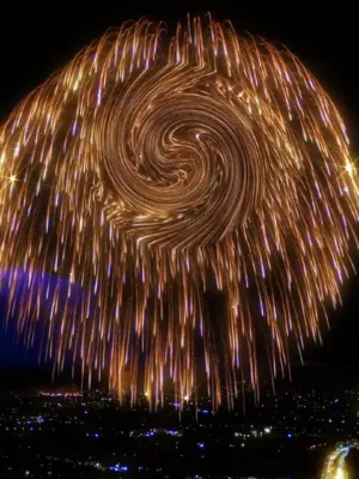 被你艾特看旋转烟花的人 一定会天天开心 永远没有烦恼!