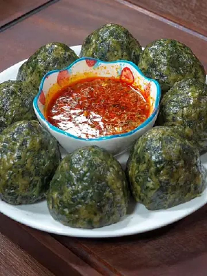 红薯叶窝窝头蘸着蒜汁,真的比大鱼大肉还好吃.