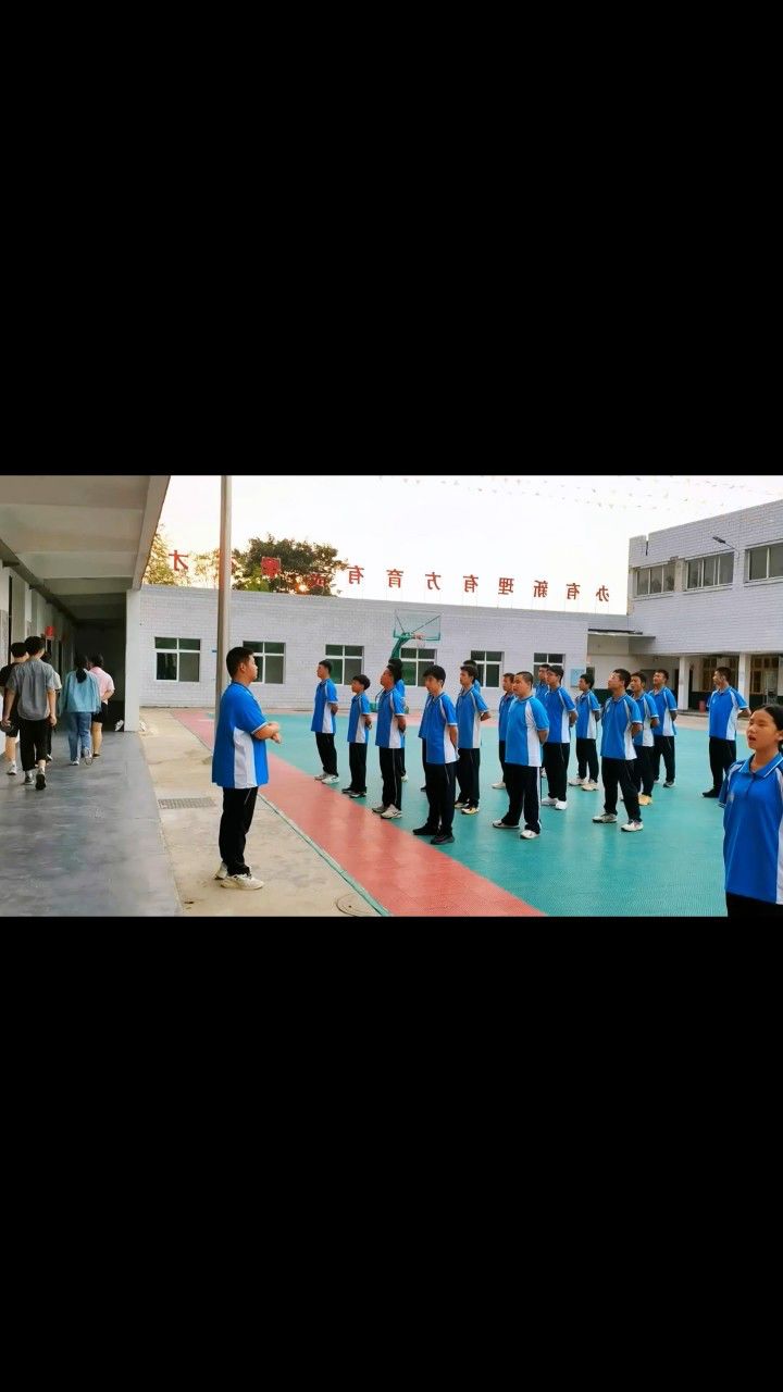 长沙湘越中学:饭前一曲乐融融,美食相伴好心情!